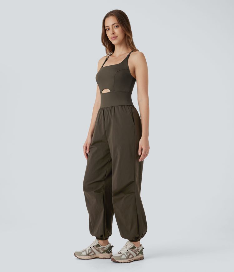 Mono cargo de senderismo impermeable con tejido resistente antidesgarro con espalda abierta cruzada y bolsillos laterales