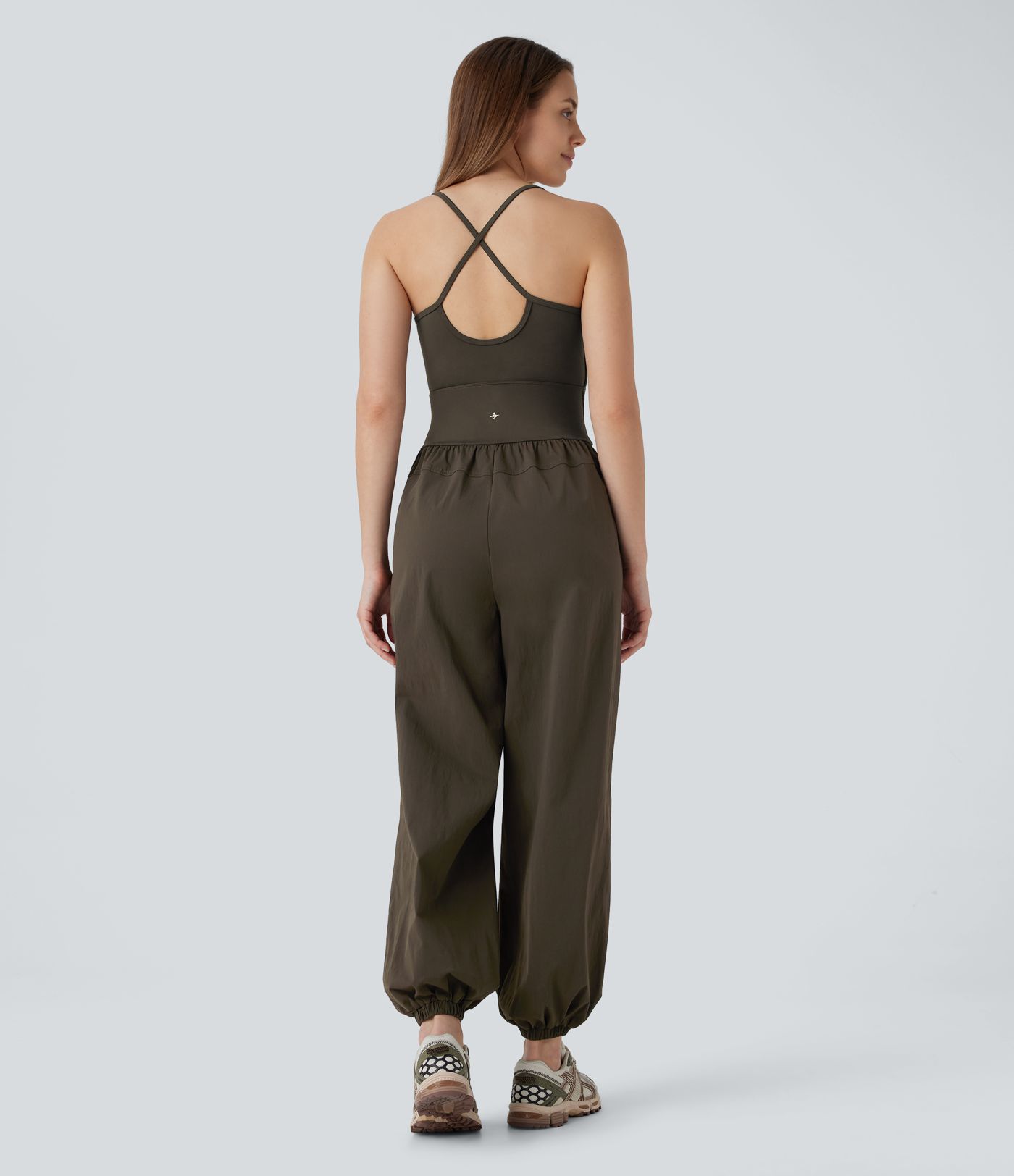 Mono cargo de senderismo impermeable con tejido resistente antidesgarro con espalda abierta cruzada y bolsillos laterales