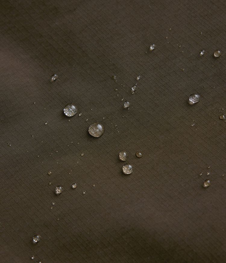 Mono cargo de senderismo impermeable con tejido resistente antidesgarro con espalda abierta cruzada y bolsillos laterales