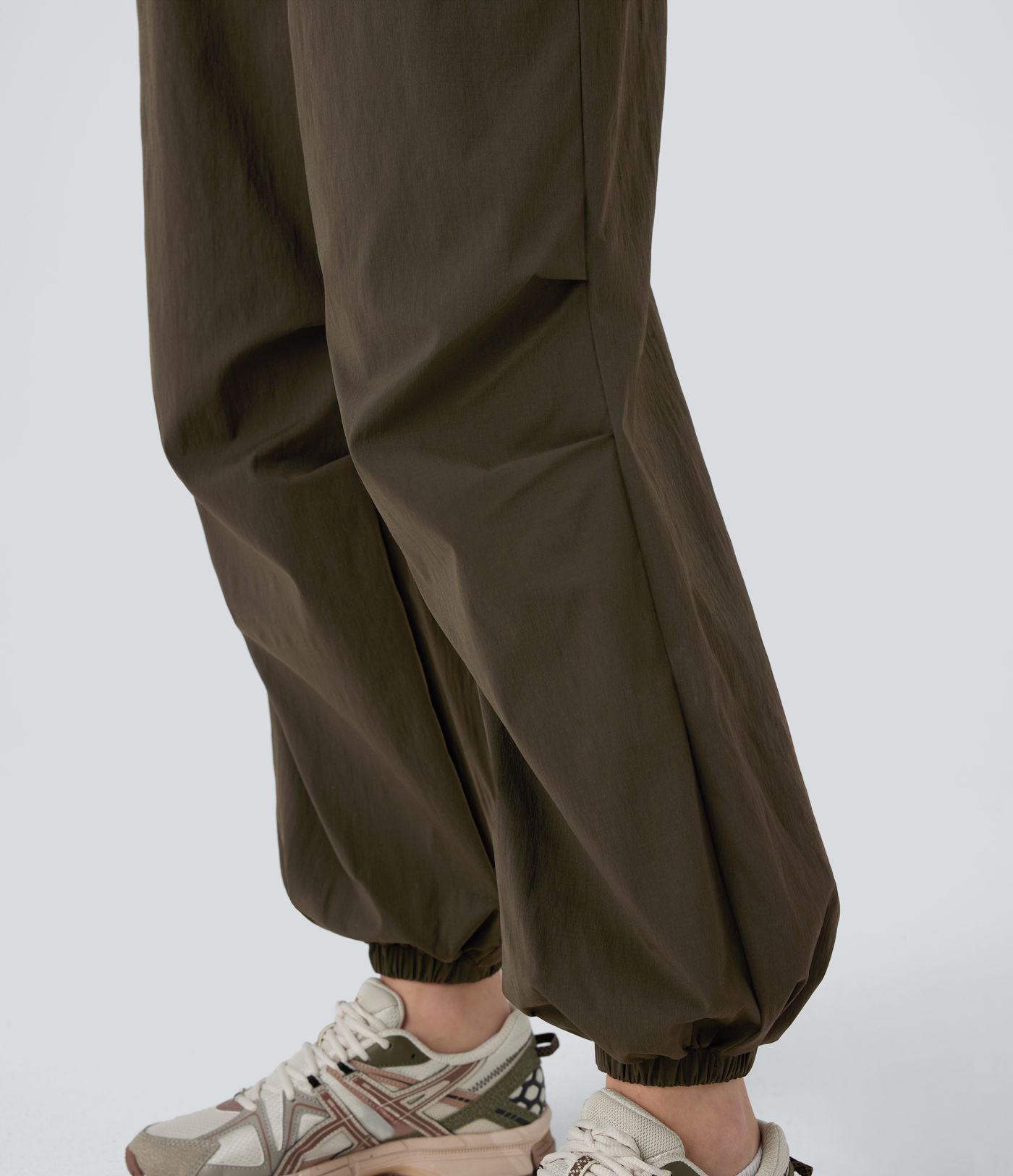 Mono cargo de senderismo impermeable con tejido resistente antidesgarro con espalda abierta cruzada y bolsillos laterales