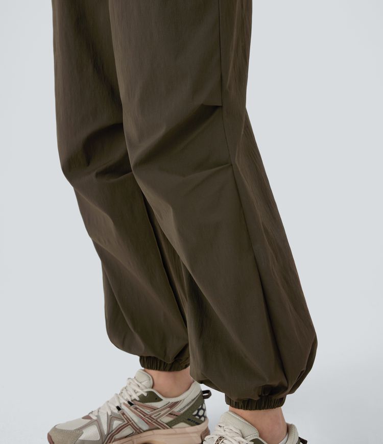 Mono cargo de senderismo impermeable con tejido resistente antidesgarro con espalda abierta cruzada y bolsillos laterales