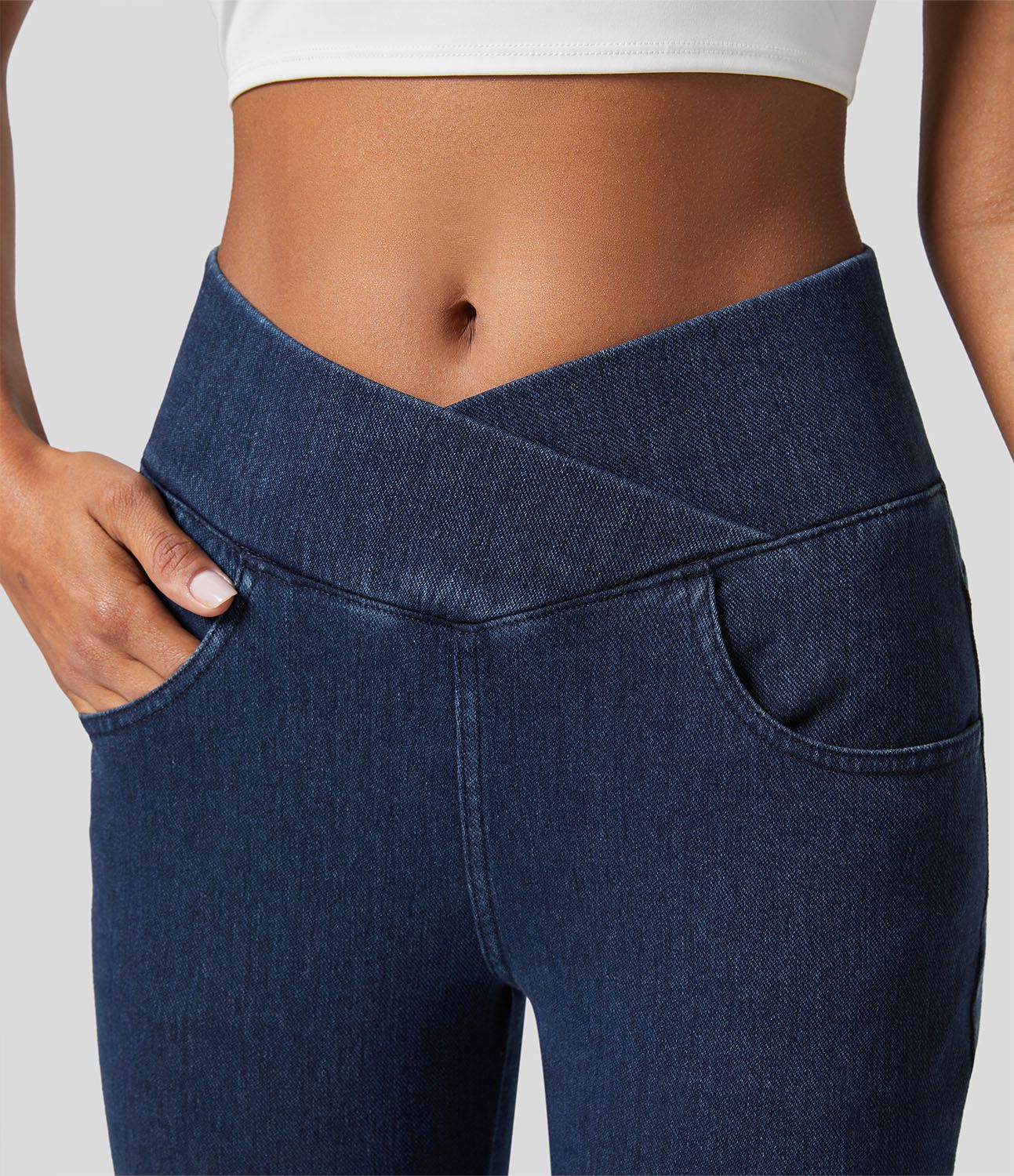 Halara Flex™ Denim Heat - 7/8-Leggings aus Denim mit hohem Crossover-Bund und Seitentaschen