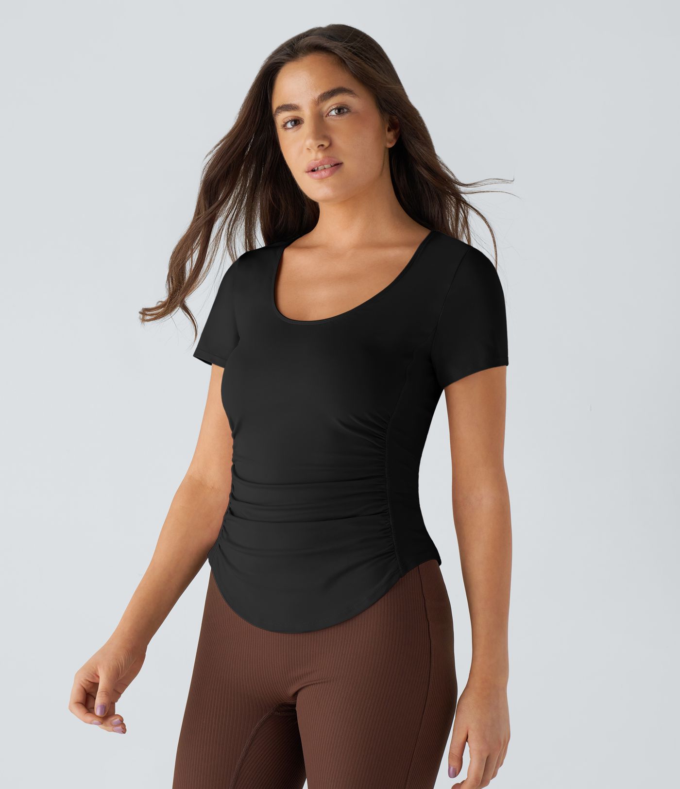 Cut-out shirring curved hem yoga sports top with U-neck and sleeveless design