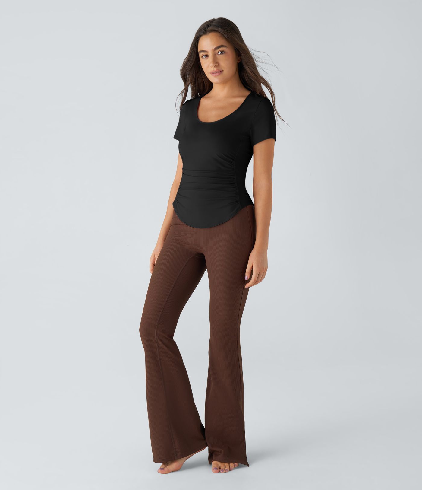 Cut-out shirring curved hem yoga sports top with U-neck and sleeveless design