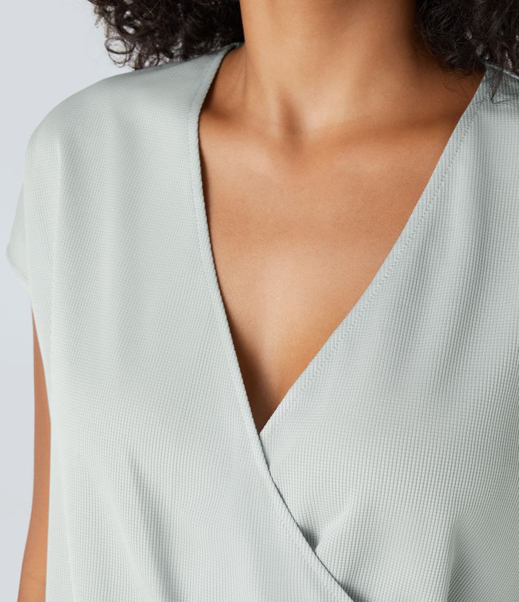 Mono de manga corta casual con cuello en V y bolsillos laterales en tela gofre