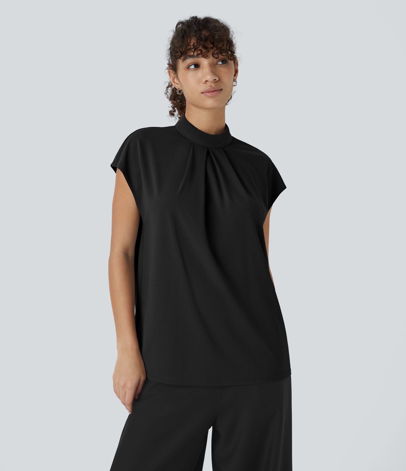 Arbeitsbluse mit Stehkragen, Knopfleiste auf der Rückseite und Flügelärmeln