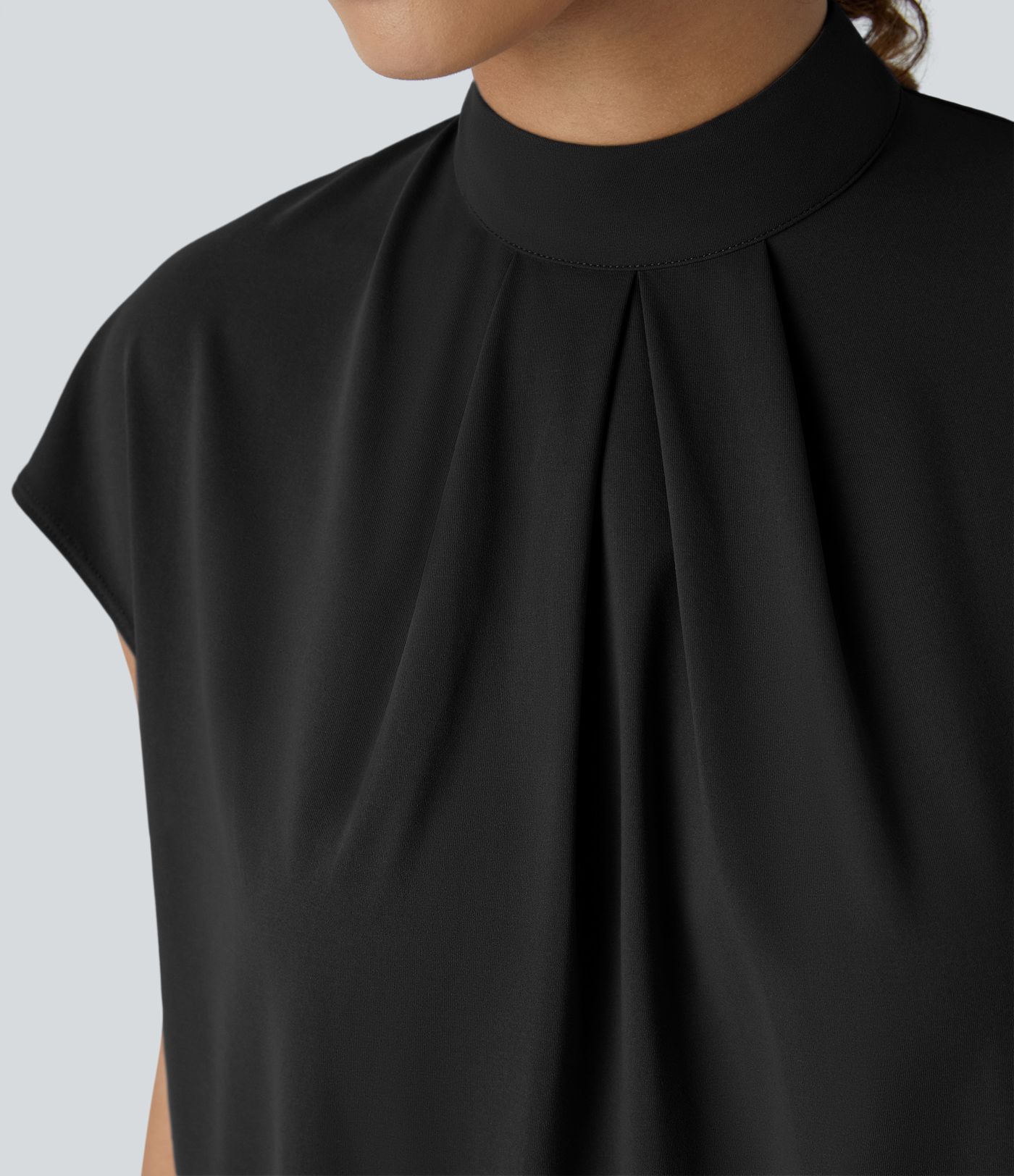 Arbeitsbluse mit Stehkragen, Knopfleiste auf der Rückseite und Flügelärmeln