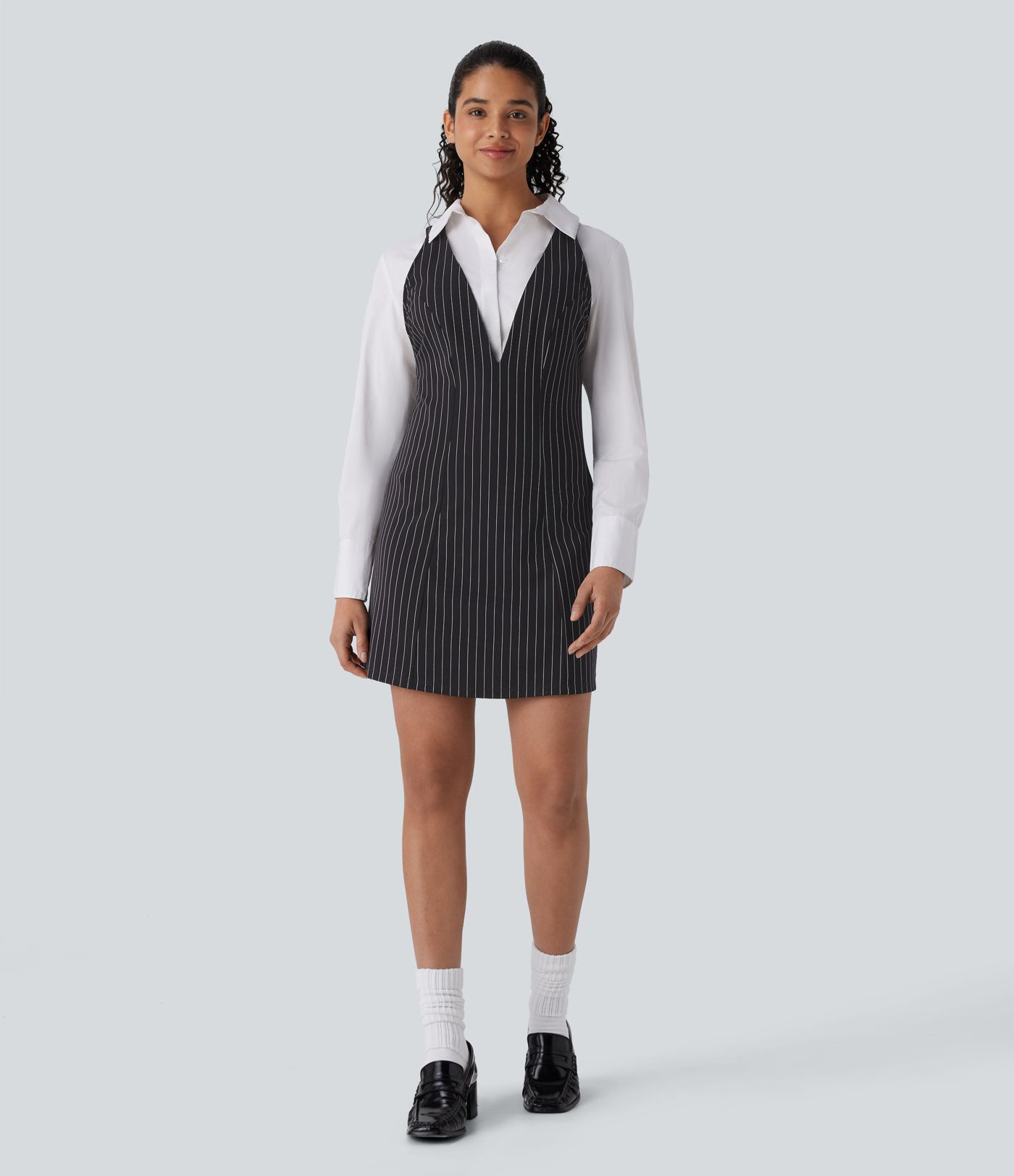 Arbeits-Minikleid mit V-Ausschnitt, verstellbaren Trägern, Knopfleiste und Cool-Touch