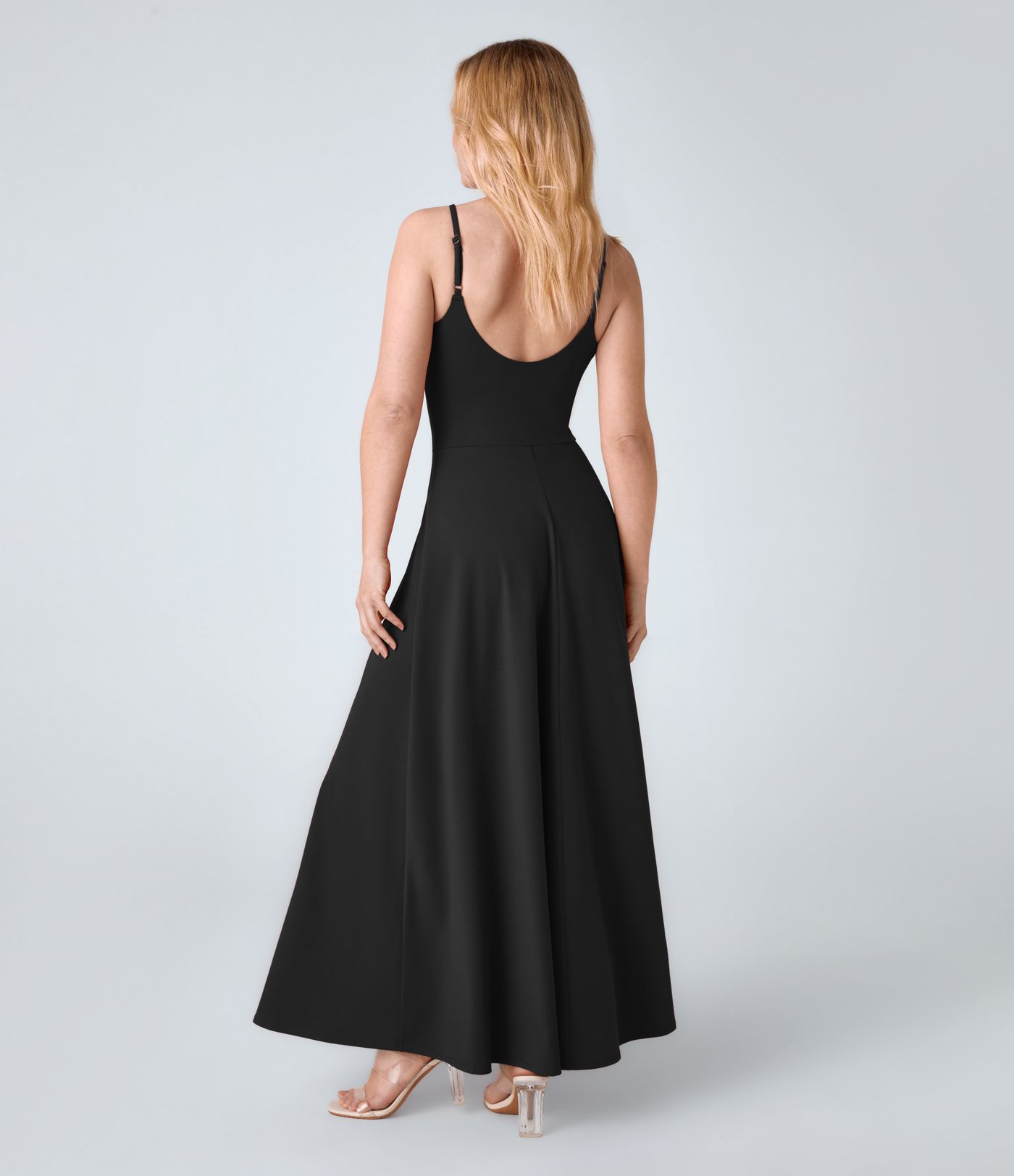 Rückenfreies, verdrehtes, fließendes Maxi-Slip-Resort-Kleid mit verstellbaren Trägern und U-Rücken