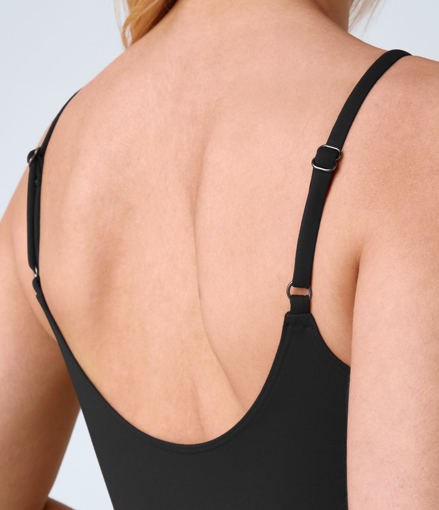 Rückenfreies, verdrehtes, fließendes Maxi-Slip-Resort-Kleid mit verstellbaren Trägern und U-Rücken