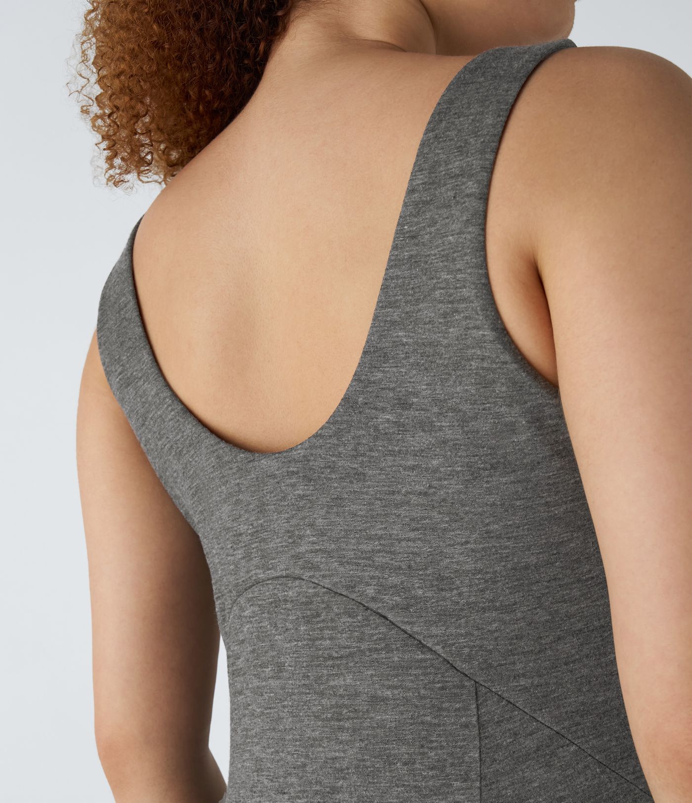 Vestido sin mangas largo fluido dividido sin espalda cuello U