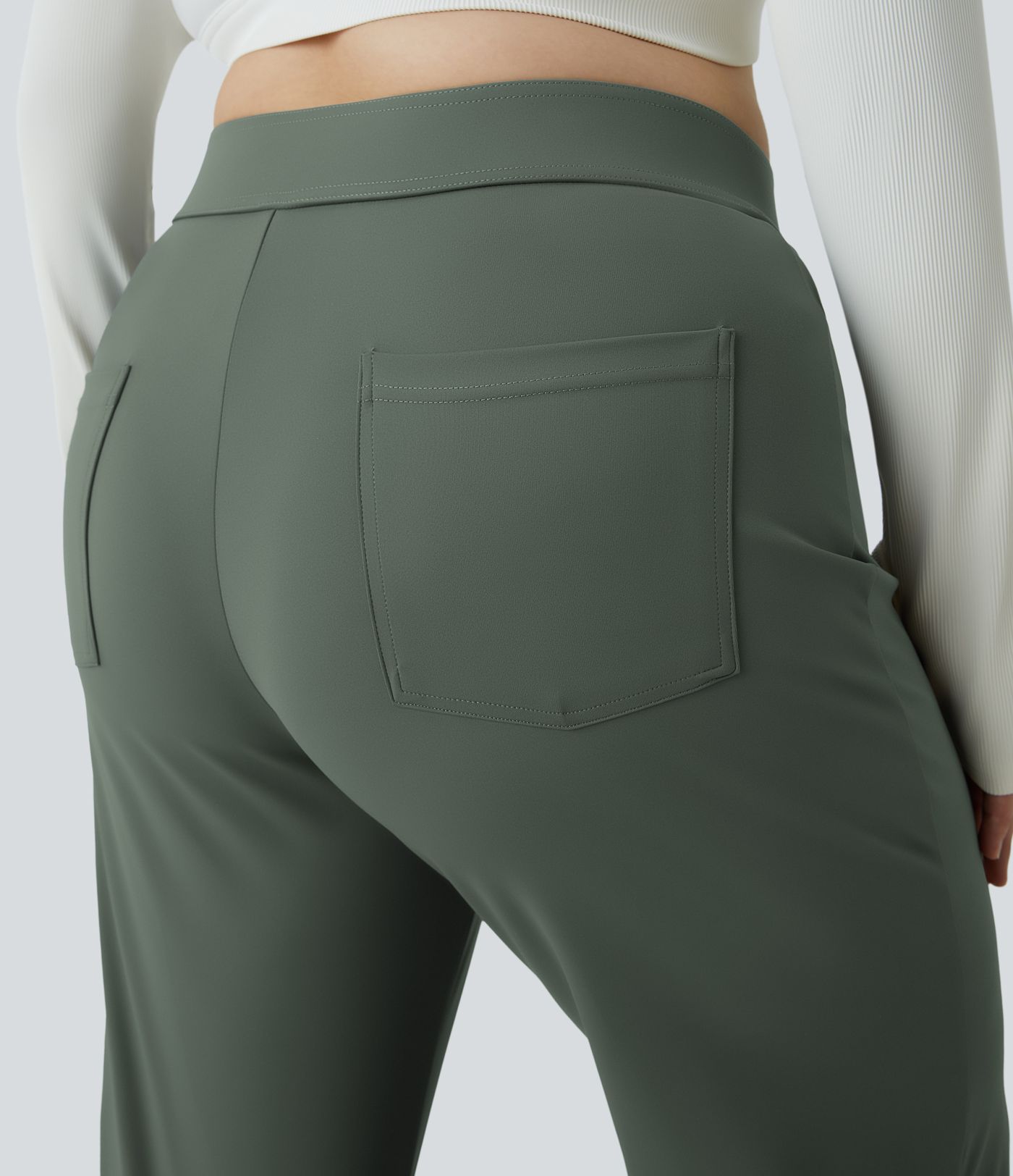 Pantalón tiro alto botón múltiple bolsillo pierna recta talla grande