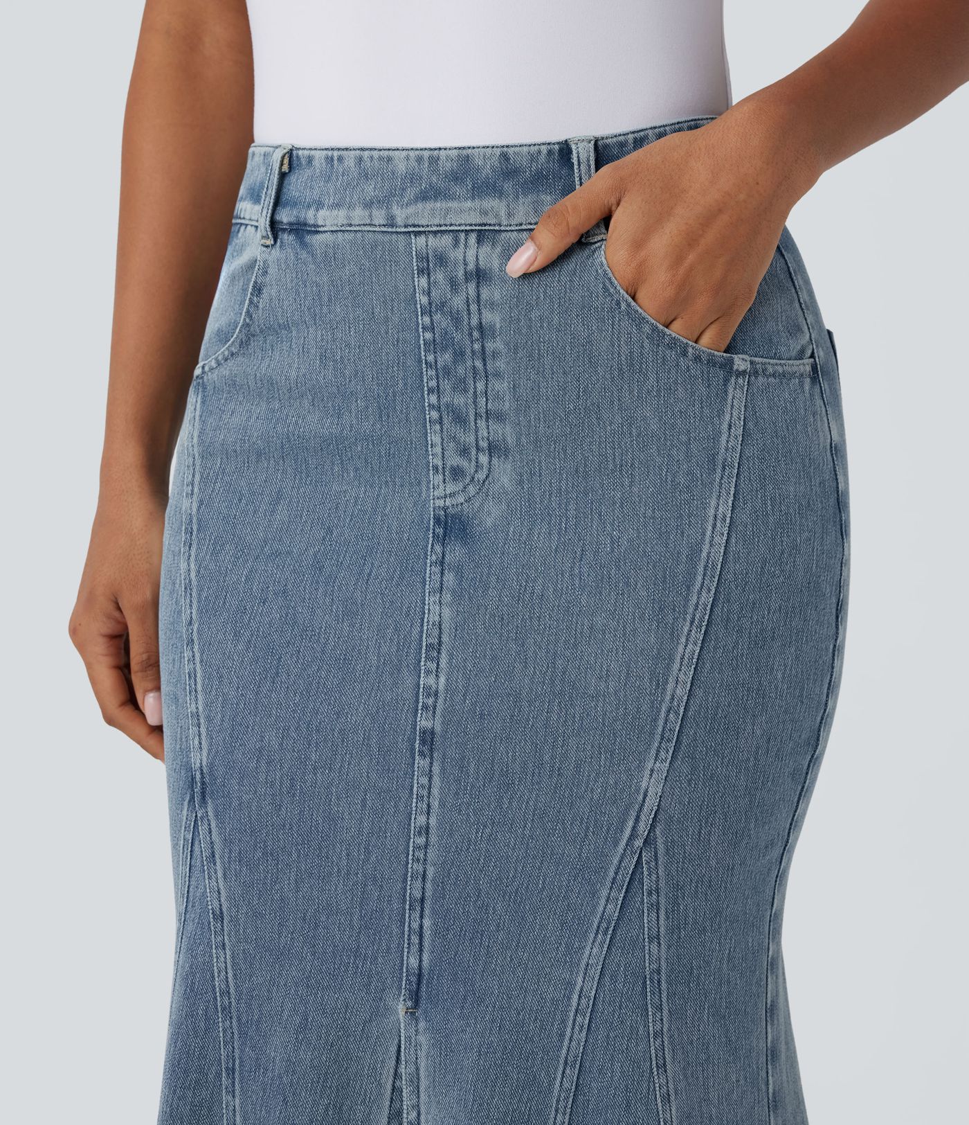 Halara Flex™ Vidutinio aukščio išskalbtos džinsinės laisvalaikio sijonėlis su kišenėmis, "Undinėlės" stiliaus