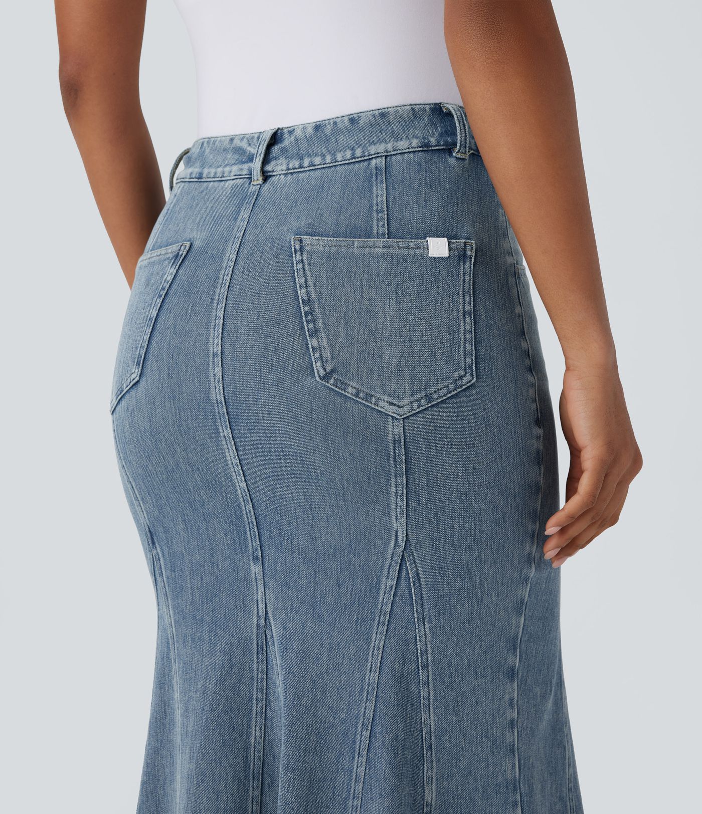 Halara Flex™ Vidutinio aukščio išskalbtos džinsinės laisvalaikio sijonėlis su kišenėmis, "Undinėlės" stiliaus