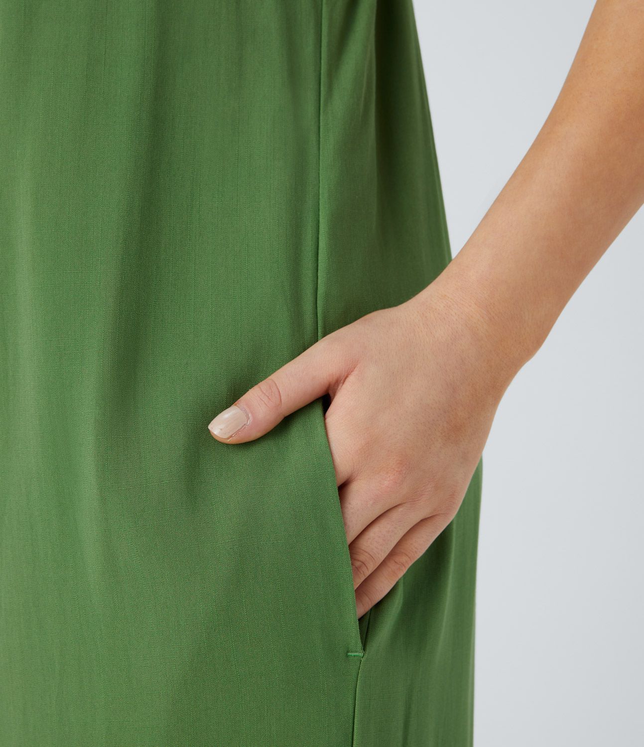 Rückenfreier, lässiger Jumpsuit mit verstellbaren Trägern, Seitentaschen und weitem Bein