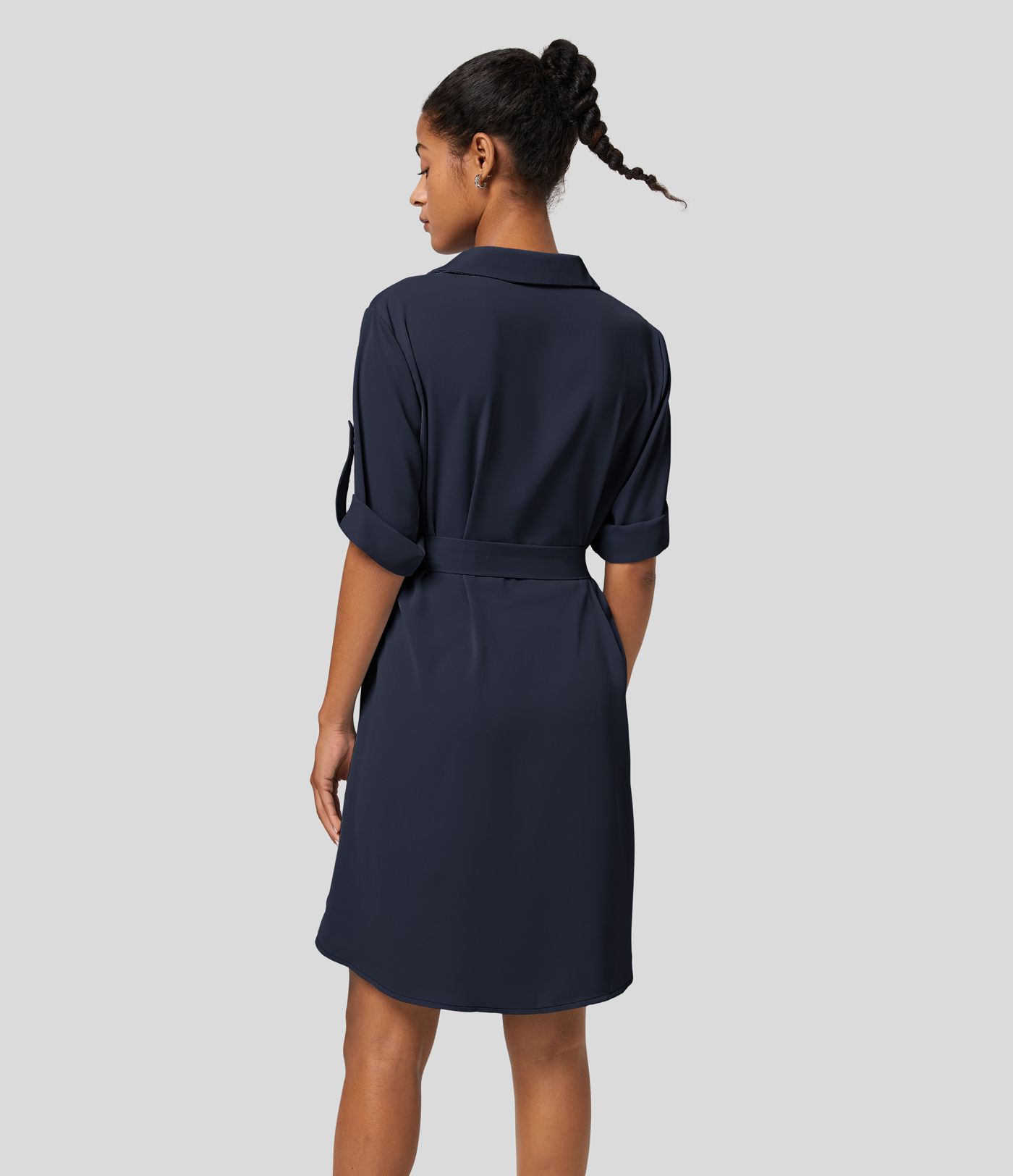 Løs arbejdsskjortekjole med opsmøgede ærmer og bælte