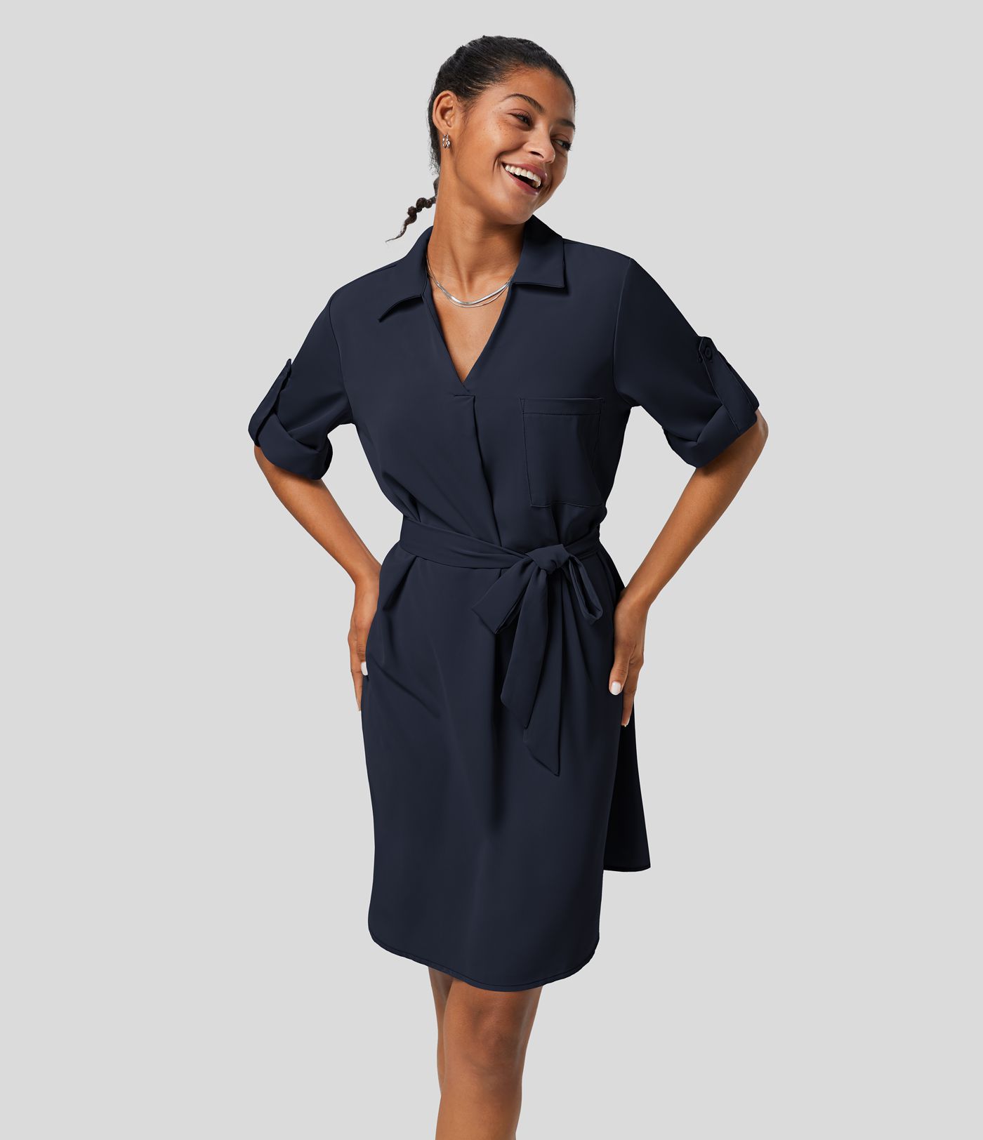 Løs arbejdsskjortekjole med opsmøgede ærmer og bælte