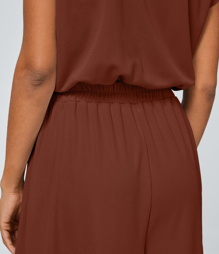 Mono cuello V manga corta bolsillo lateral plisado pierna ancha