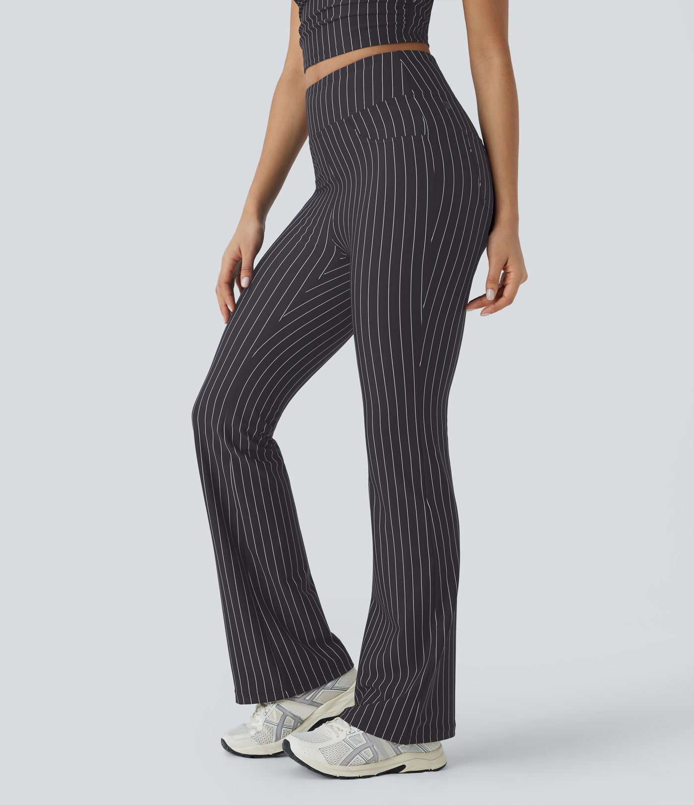 Pantalón corte acampanado tiro alto bolsillo trasero raya tacto fresco