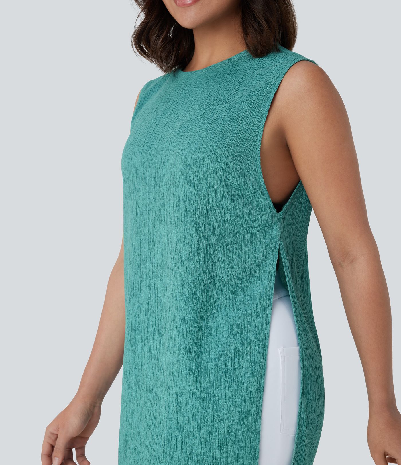 Camiseta sin mangas cuello redondo abertura alta resort