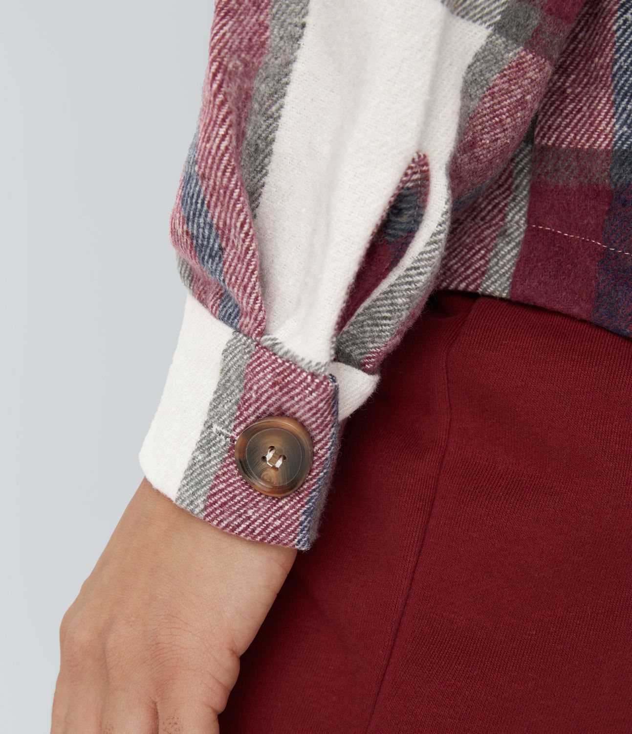 Chaqueta polar a cuadros con capucha y bolsillos