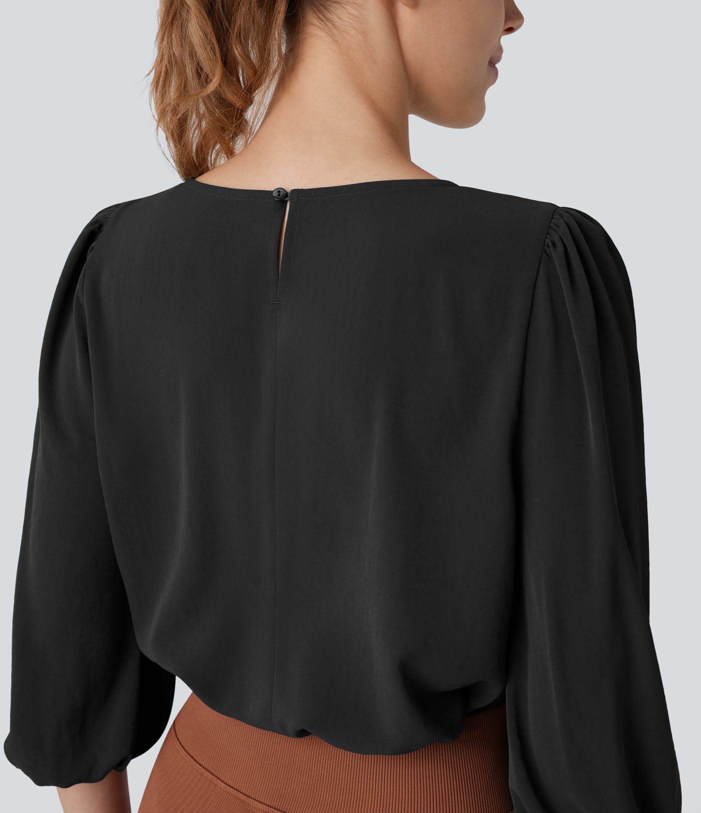 Blusa de trabajo de estilo lino con cuello barco, escote en la espalda y mangas de obispo