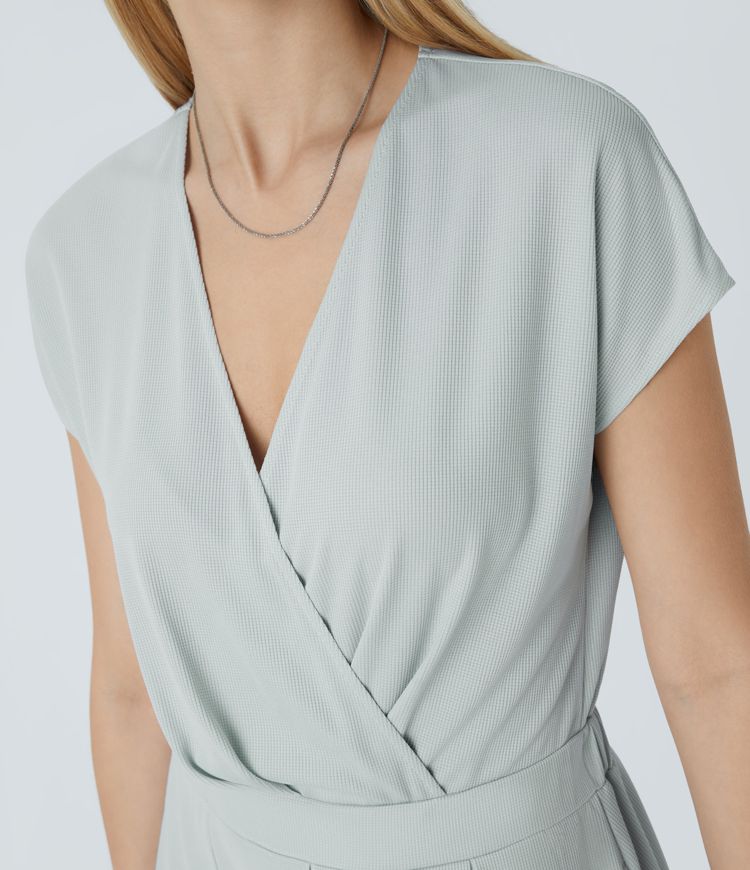 Plissiertes, fließendes Freizeit-Waffelkleid in Maxilänge mit V-Ausschnitt, kurzen, Ärmeln und Seitentaschen