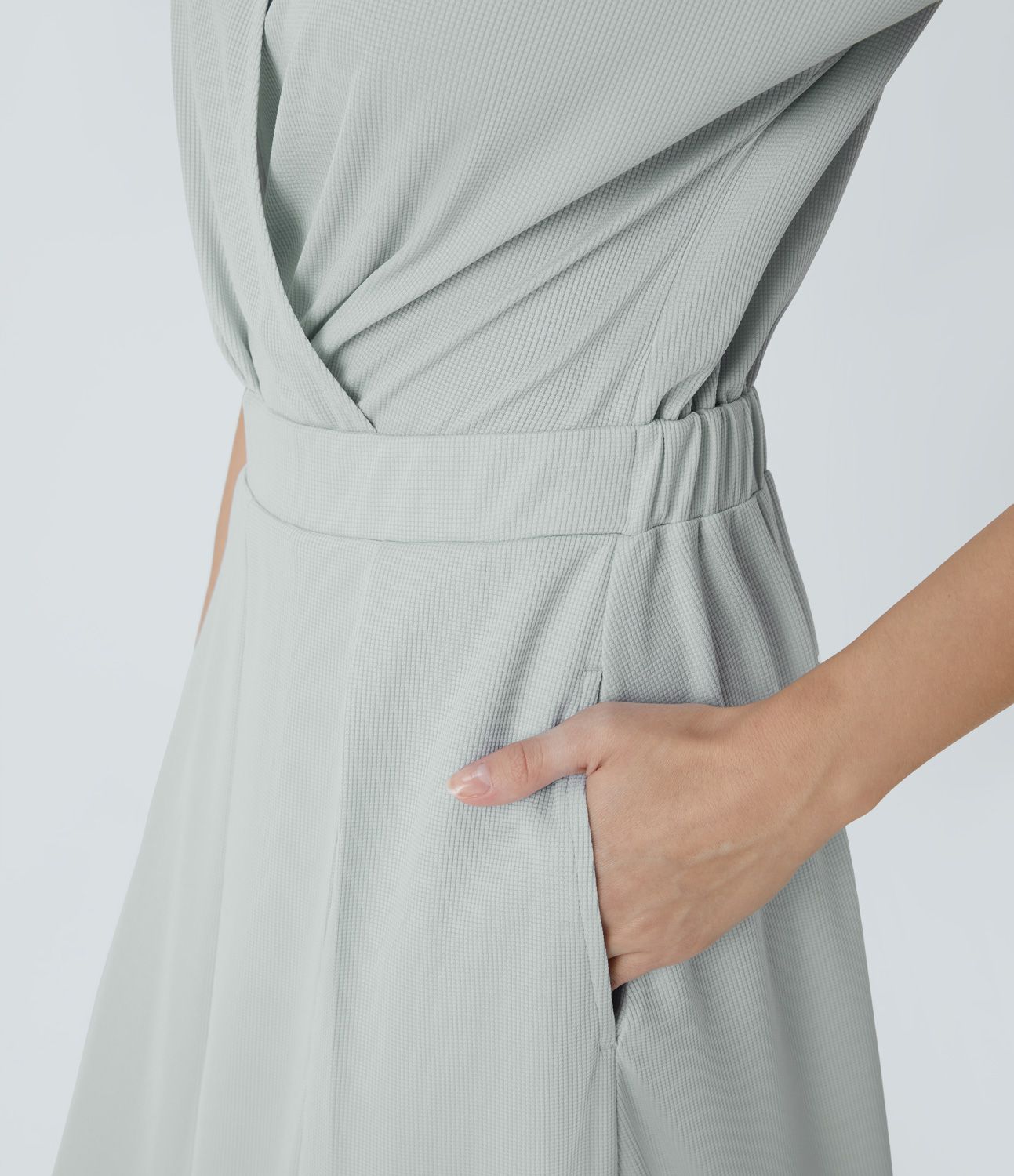 Plissiertes, fließendes Freizeit-Waffelkleid in Maxilänge mit V-Ausschnitt, kurzen, Ärmeln und Seitentaschen