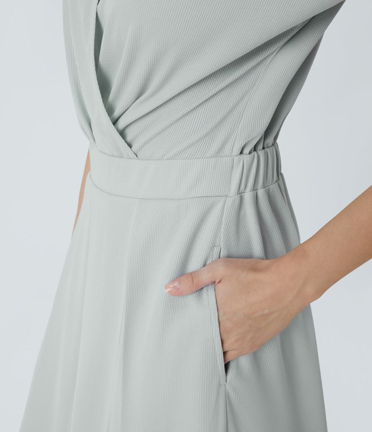 Plissiertes, fließendes Freizeit-Waffelkleid in Maxilänge mit V-Ausschnitt, kurzen, Ärmeln und Seitentaschen