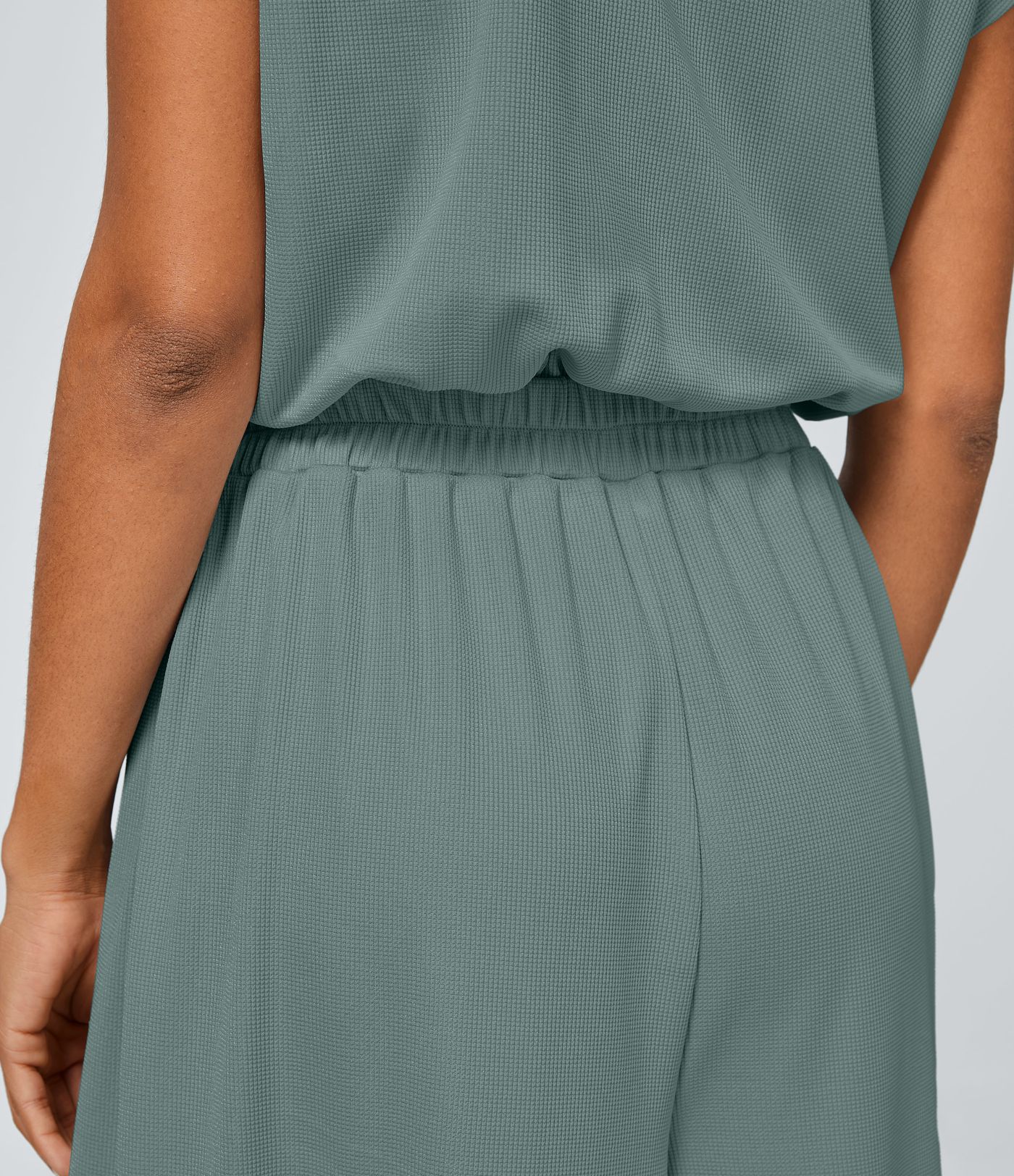 Jumpsuit mit V-Ausschnitt, kurzen Ärmeln, plissierten Seitentaschen und weitem Bein, fließendem Waffelmuster