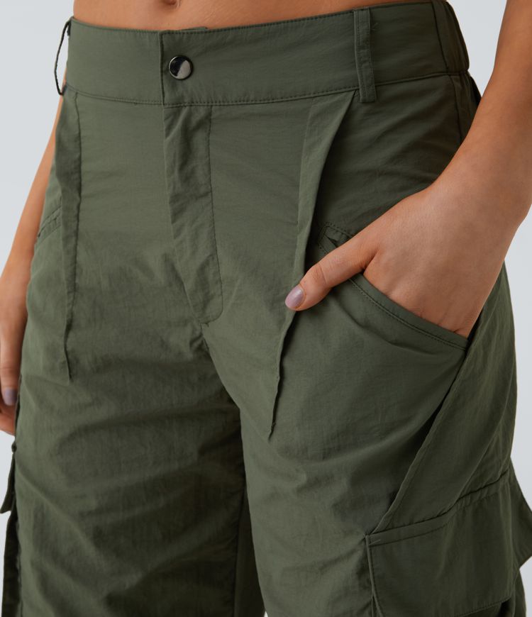 Pantalon cargo décontracté à taille moyenne, jambes larges, boutons, fermeture éclair et poches latérales