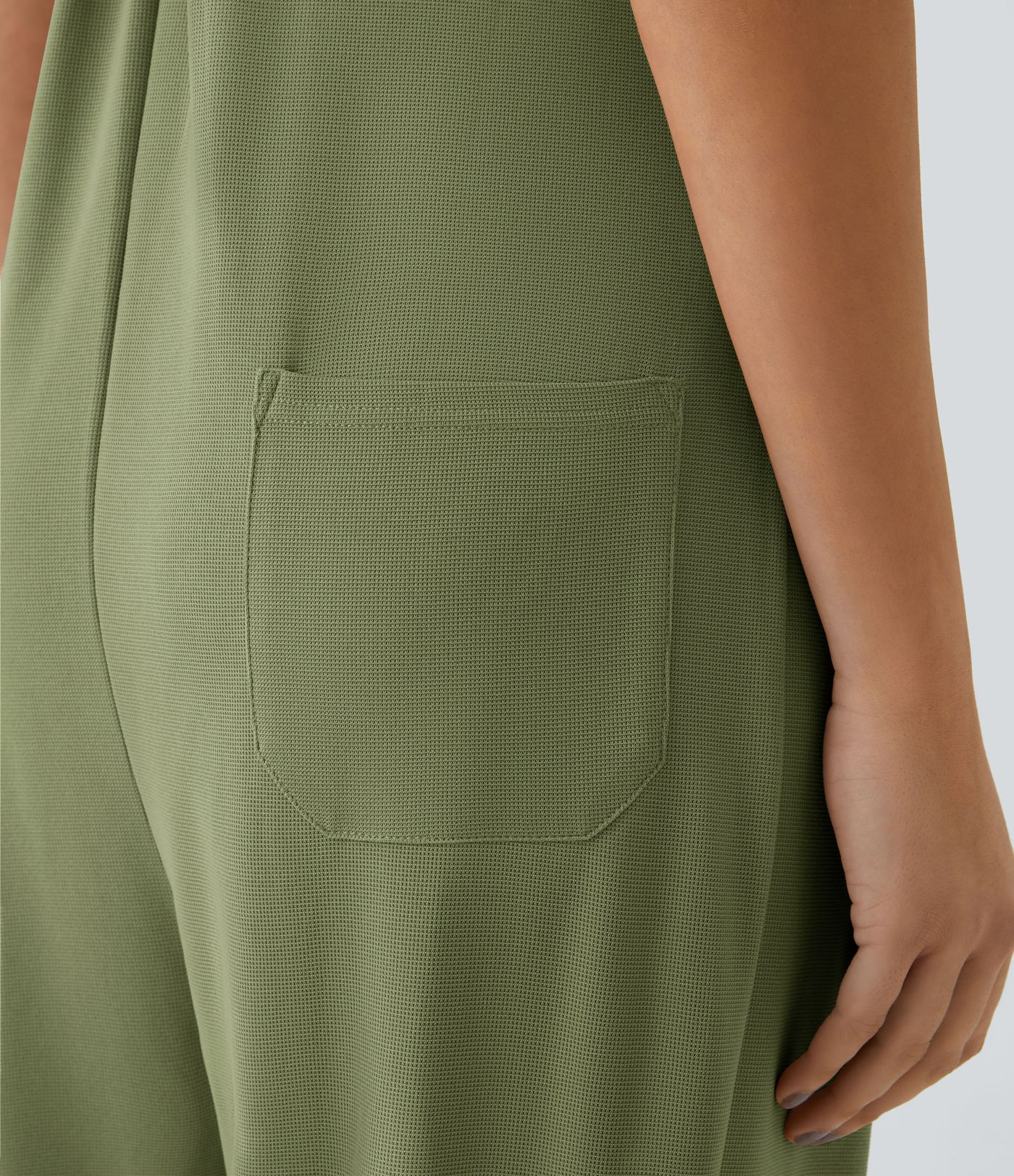 Jogger-Jumpsuit mit verstellbarem Gürtel und Knöpfen, mehreren Taschen und Waffelmuster