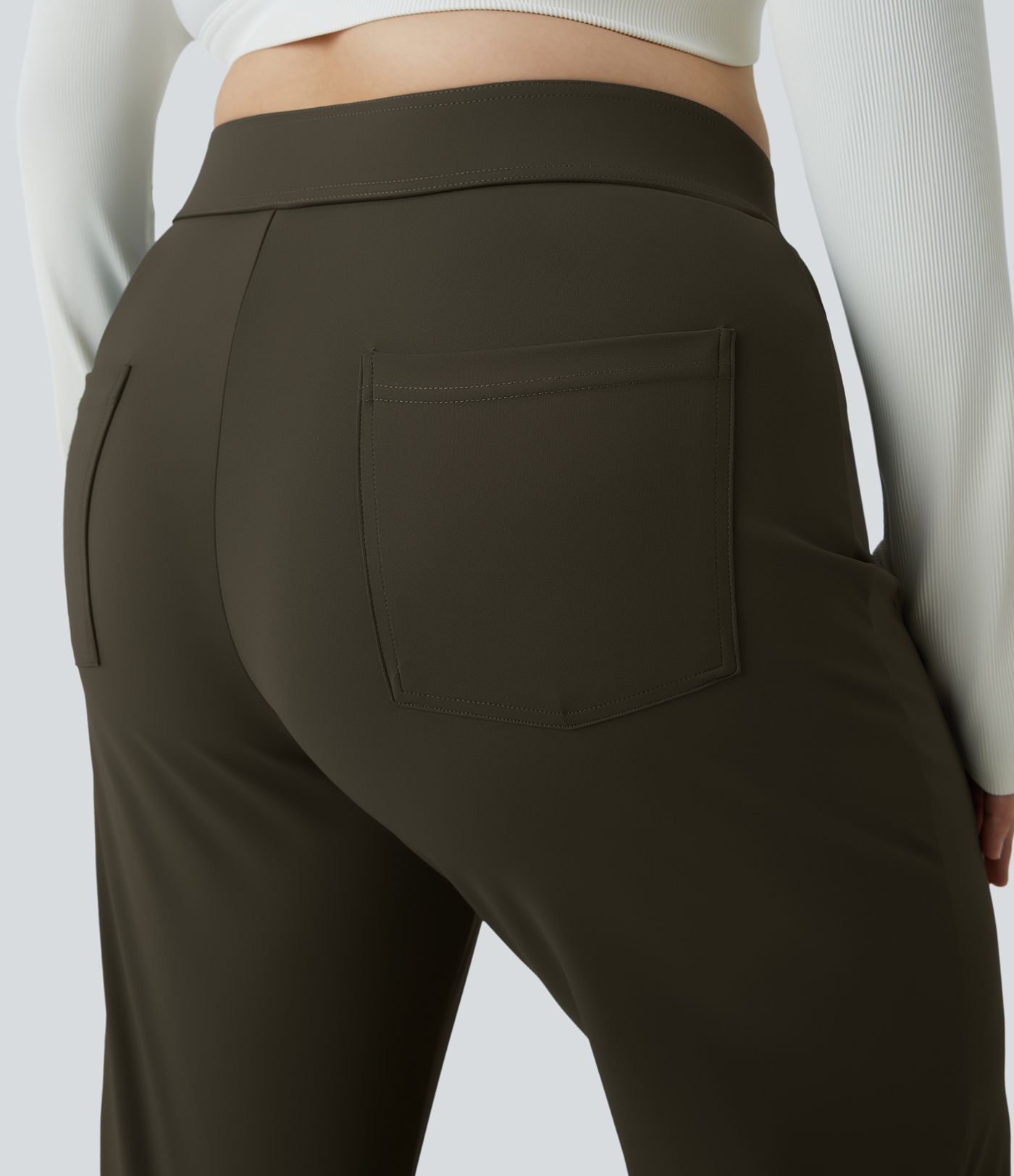 Pantalón tiro alto botón múltiple bolsillo pierna recta talla grande