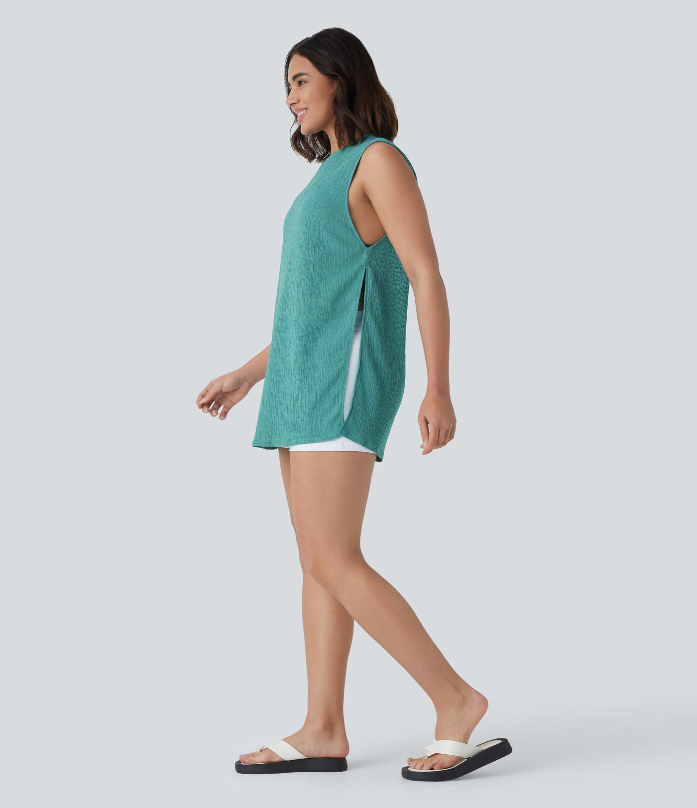 Camiseta sin mangas cuello redondo abertura alta resort