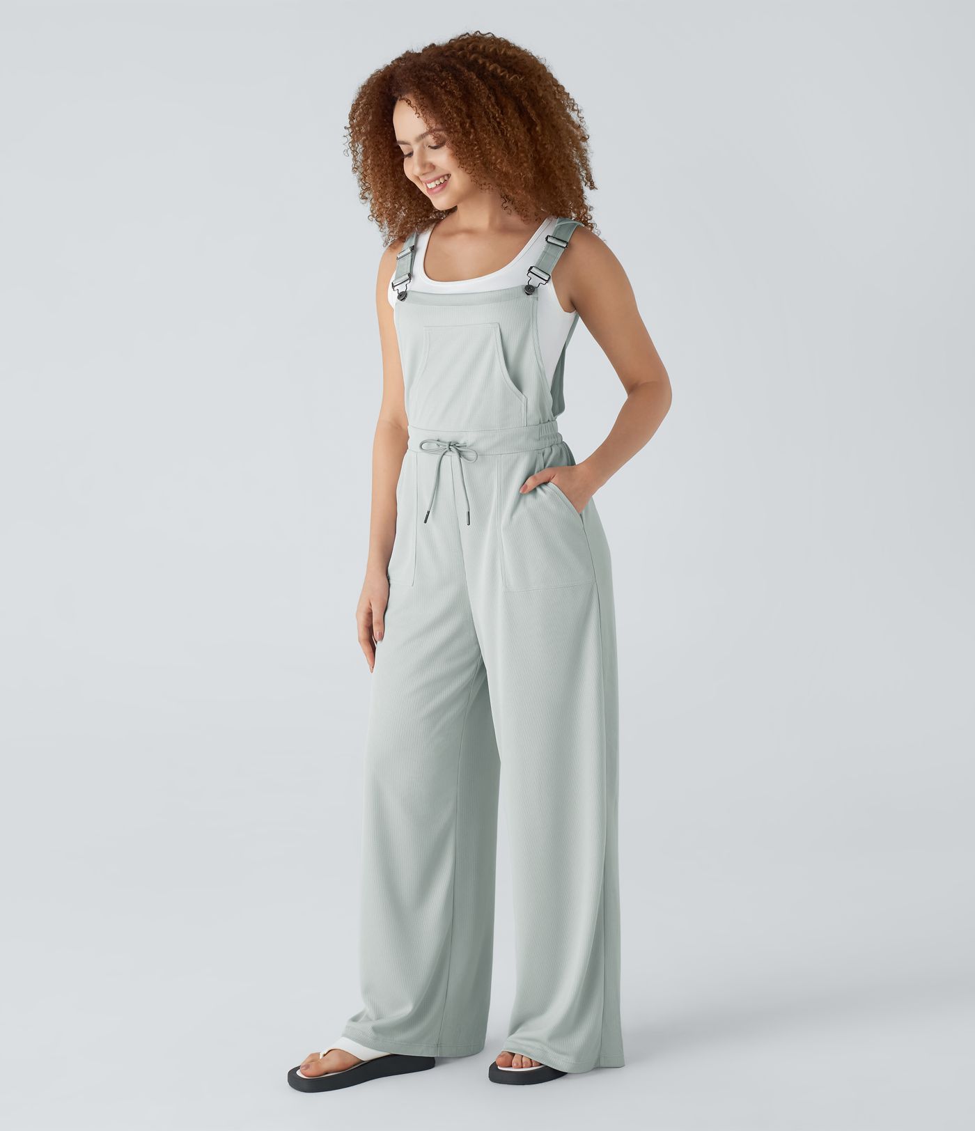 Lässige Latzhose mit Kapuze, verstellbaren Riemen, Kordelzug und mehreren Taschen