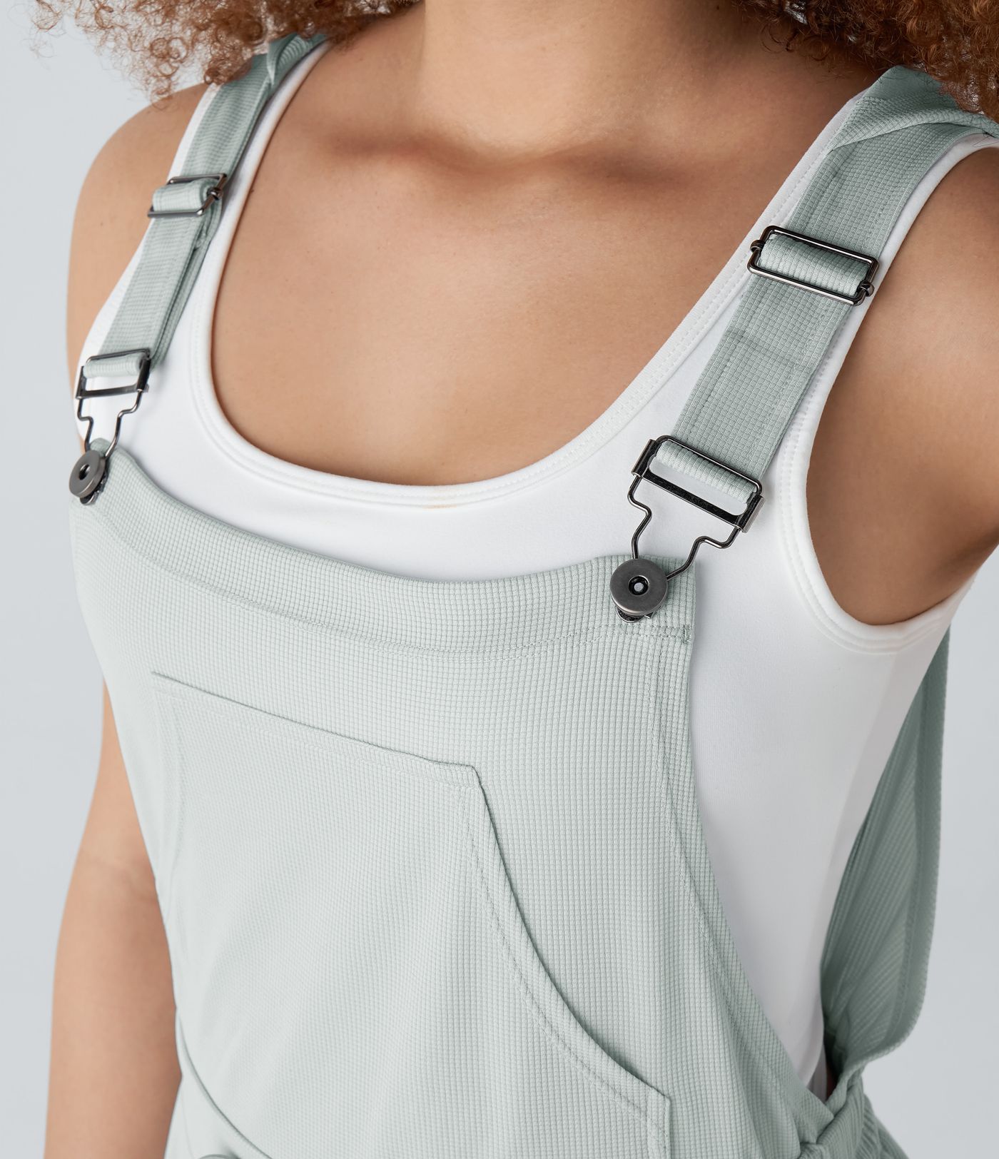 Lässige Latzhose mit Kapuze, verstellbaren Riemen, Kordelzug und mehreren Taschen