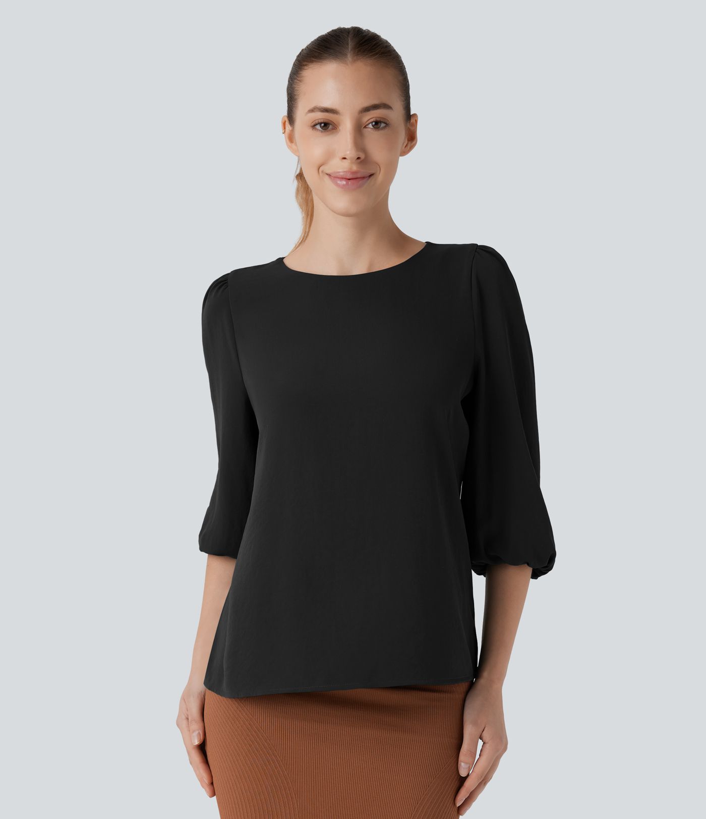 Blusa de trabajo de estilo lino con cuello barco, escote en la espalda y mangas de obispo