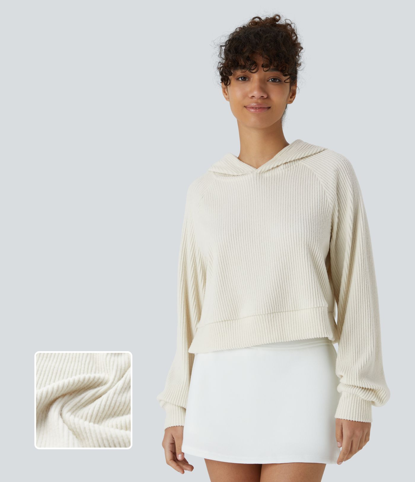 Geripptes Strick-Sweatshirt mit Kapuze, langen Ärmeln und Schlitz