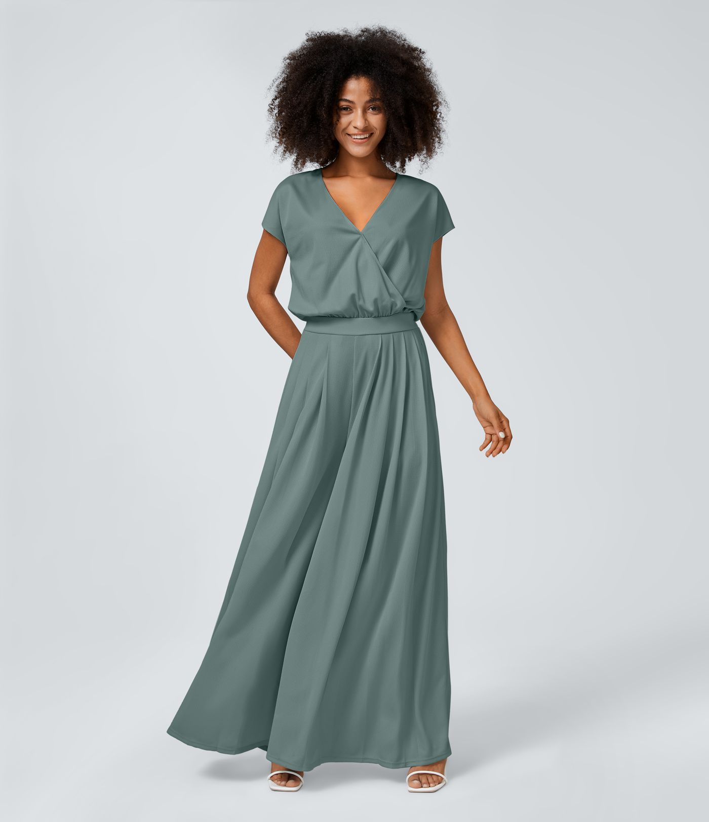 Jumpsuit mit V-Ausschnitt, kurzen Ärmeln, plissierten Seitentaschen und weitem Bein, fließendem Waffelmuster