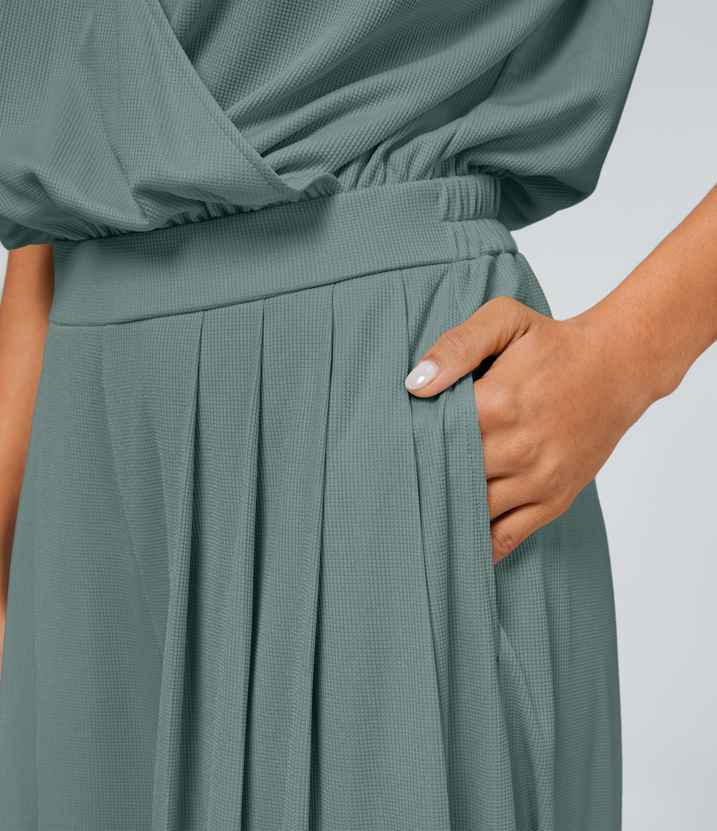 Jumpsuit mit V-Ausschnitt, kurzen Ärmeln, plissierten Seitentaschen und weitem Bein, fließendem Waffelmuster