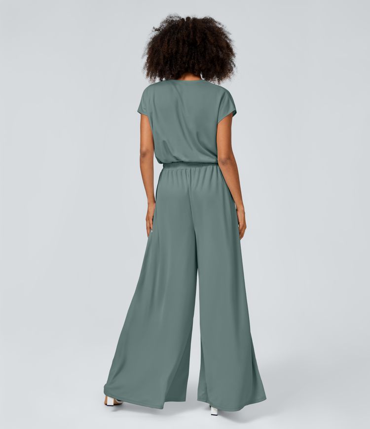 Jumpsuit mit V-Ausschnitt, kurzen Ärmeln, plissierten Seitentaschen und weitem Bein, fließendem Waffelmuster