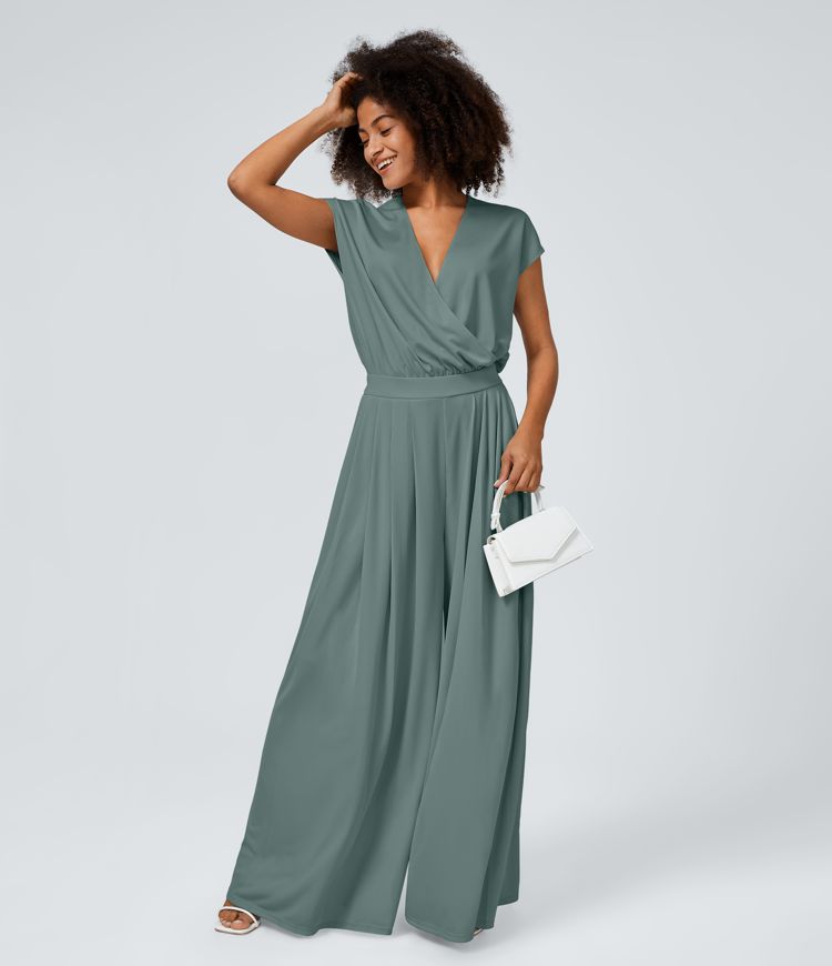 Jumpsuit mit V-Ausschnitt, kurzen Ärmeln, plissierten Seitentaschen und weitem Bein, fließendem Waffelmuster