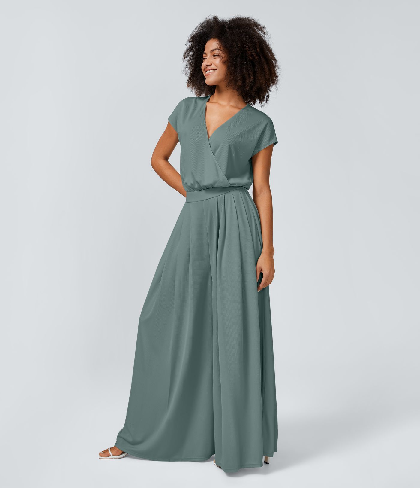 Jumpsuit mit V-Ausschnitt, kurzen Ärmeln, plissierten Seitentaschen und weitem Bein, fließendem Waffelmuster