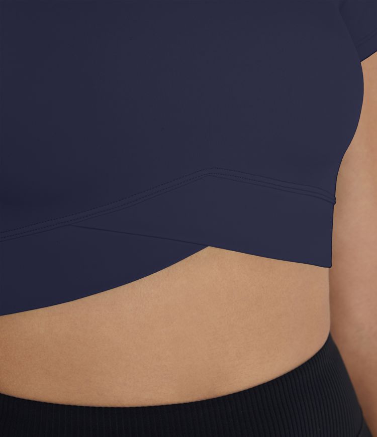 Softlyzero™ Plush Kurz geschnittenes Sportoberteil mit Crossover-Saum