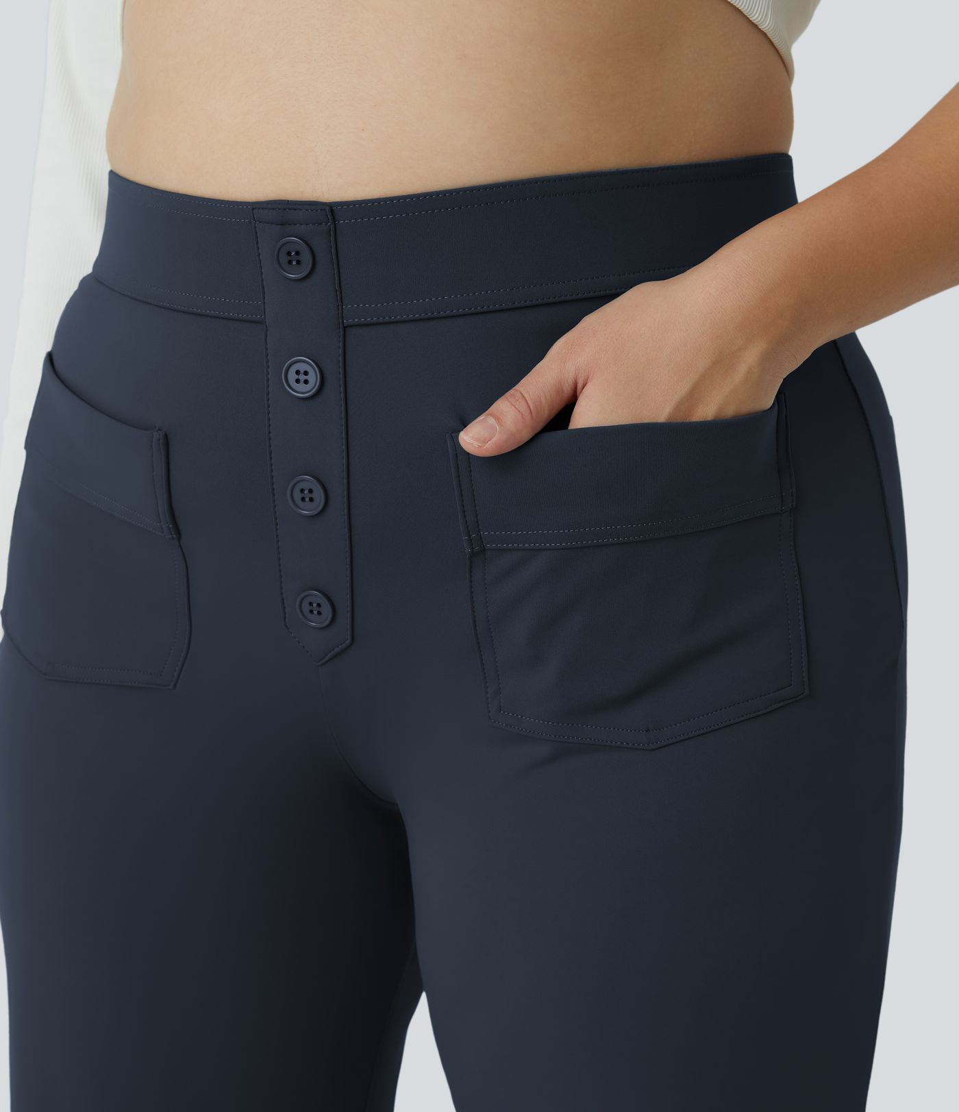 Pantalón tiro alto botón múltiple bolsillo pierna recta talla grande