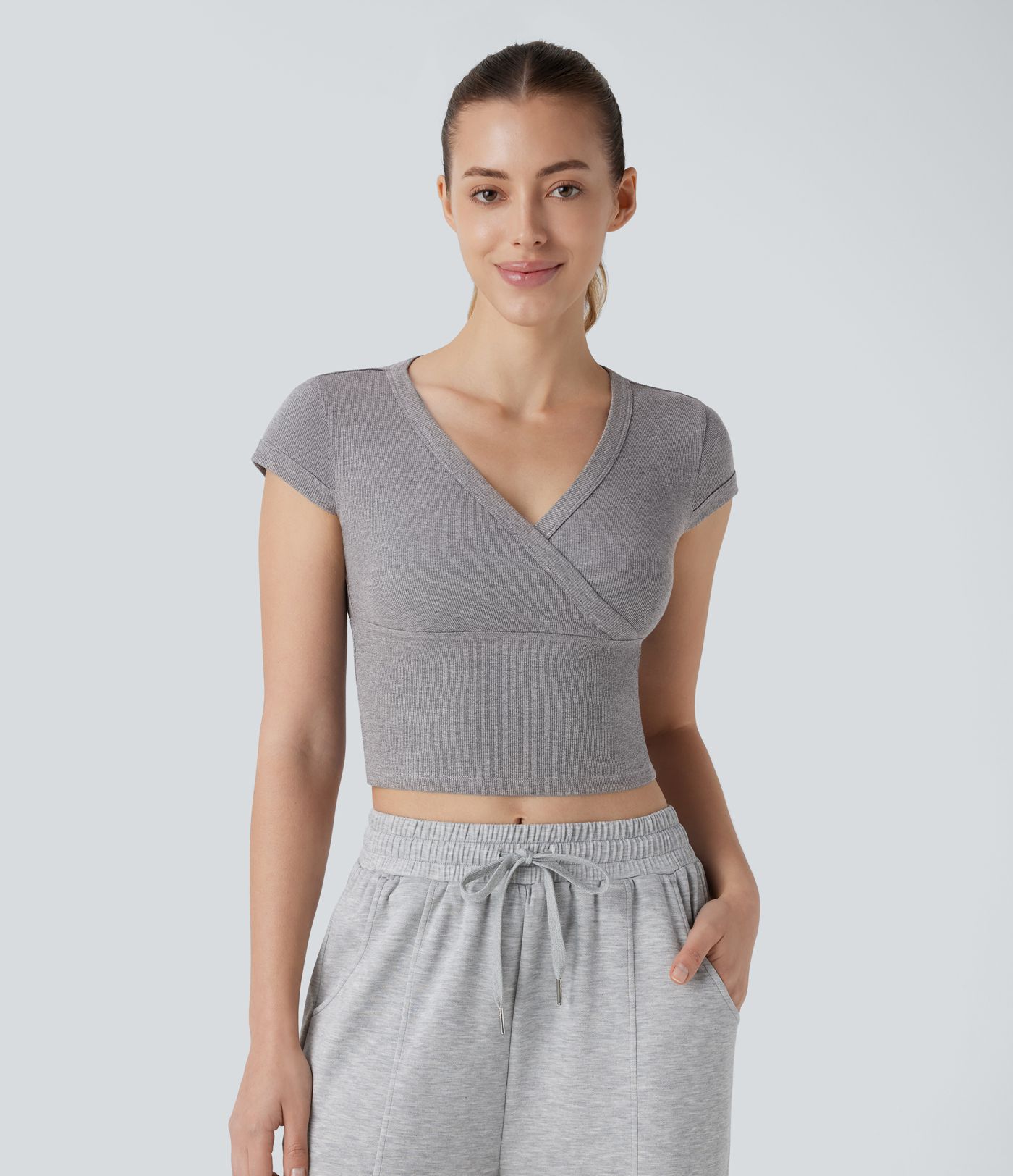 Top corto manga corta cuello V cruzado canalé