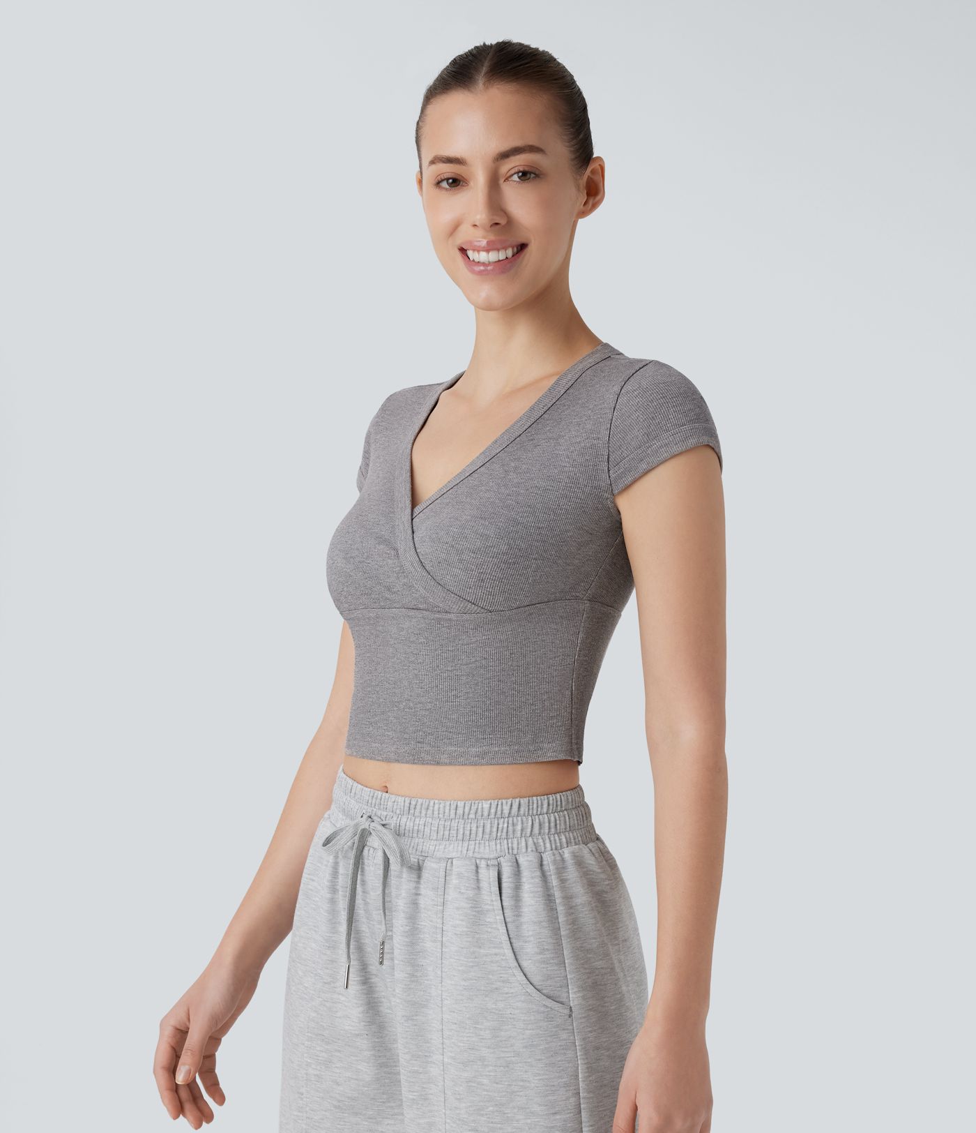 Top corto manga corta cuello V cruzado canalé