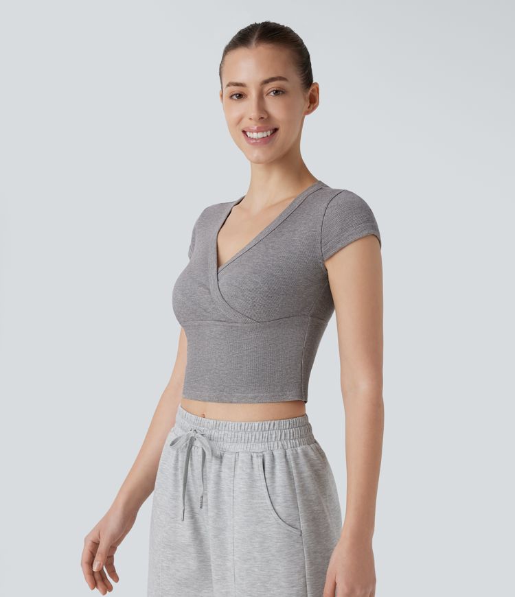 Top corto manga corta cuello V cruzado canalé