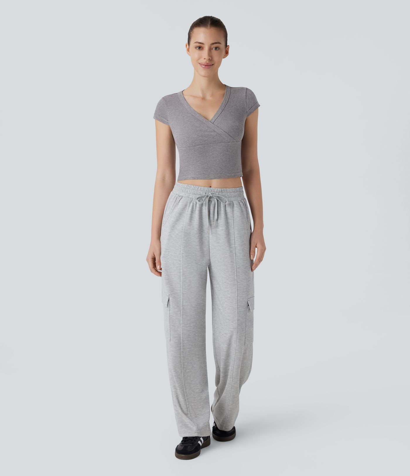 Top corto manga corta cuello V cruzado canalé