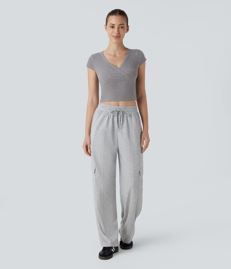 Top corto manga corta cuello V cruzado canalé